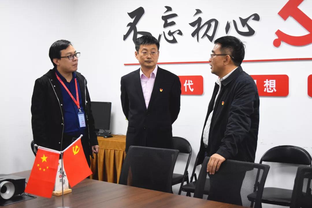 中共安陽市委網(wǎng)信辦主任路玉軍、副主任王曉萌等一行人蒞臨安陽青峰網(wǎng)絡(luò)指導(dǎo)工作