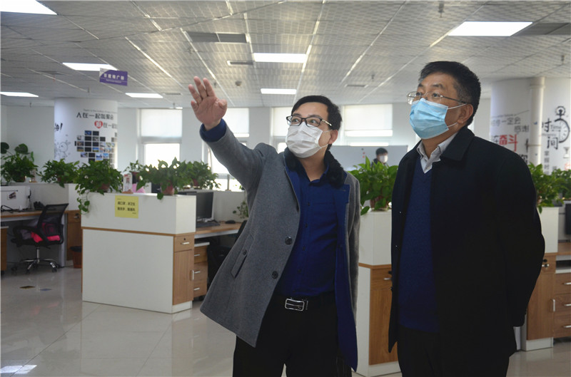 中共安陽市委統(tǒng)戰(zhàn)部副部長、市工商聯(lián)黨組書記郭洪俠一行調研安陽青峰防疫工作和復工復產情況