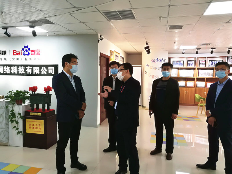 安陽(yáng)市商務(wù)局副局長(zhǎng)張躍勇，攜同天津伍創(chuàng)電子商務(wù)有限公司李富民一行蒞臨安陽(yáng)青峰網(wǎng)絡(luò)參觀指導(dǎo)！！